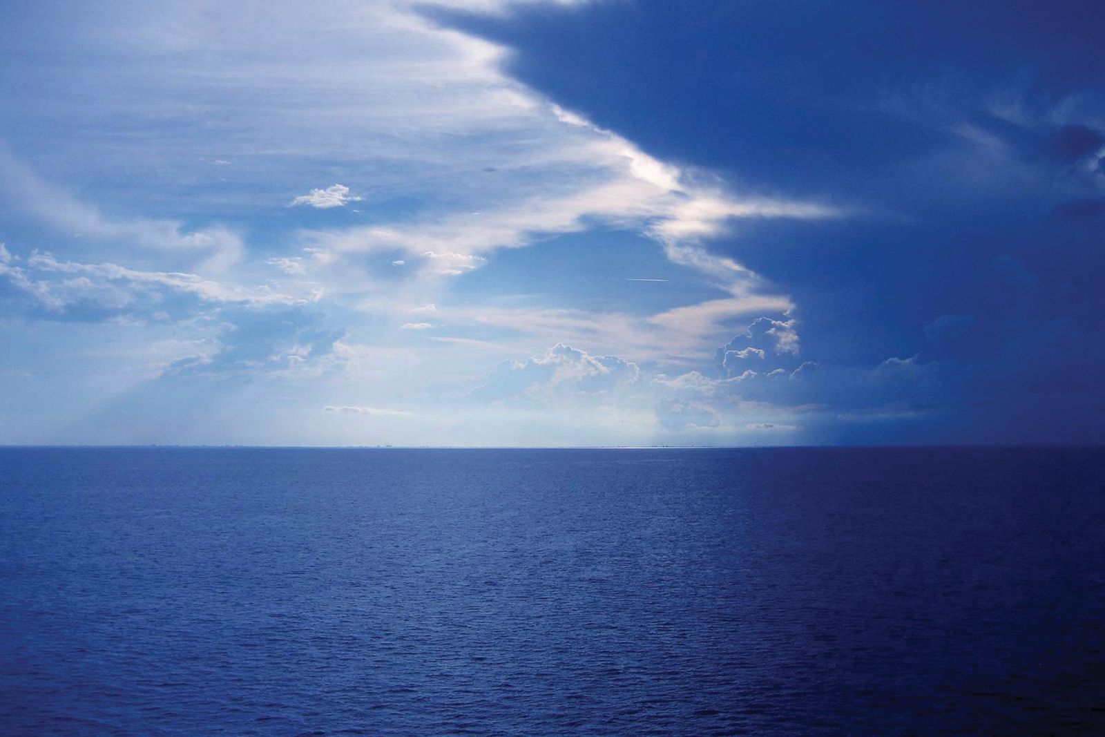 Isabel and Alfredo Aquilizan, From the series ‘Horizon Line’, 2013-2022, 230 postcards (collected images from the Internet) (Photo: Courtesy of the artists)