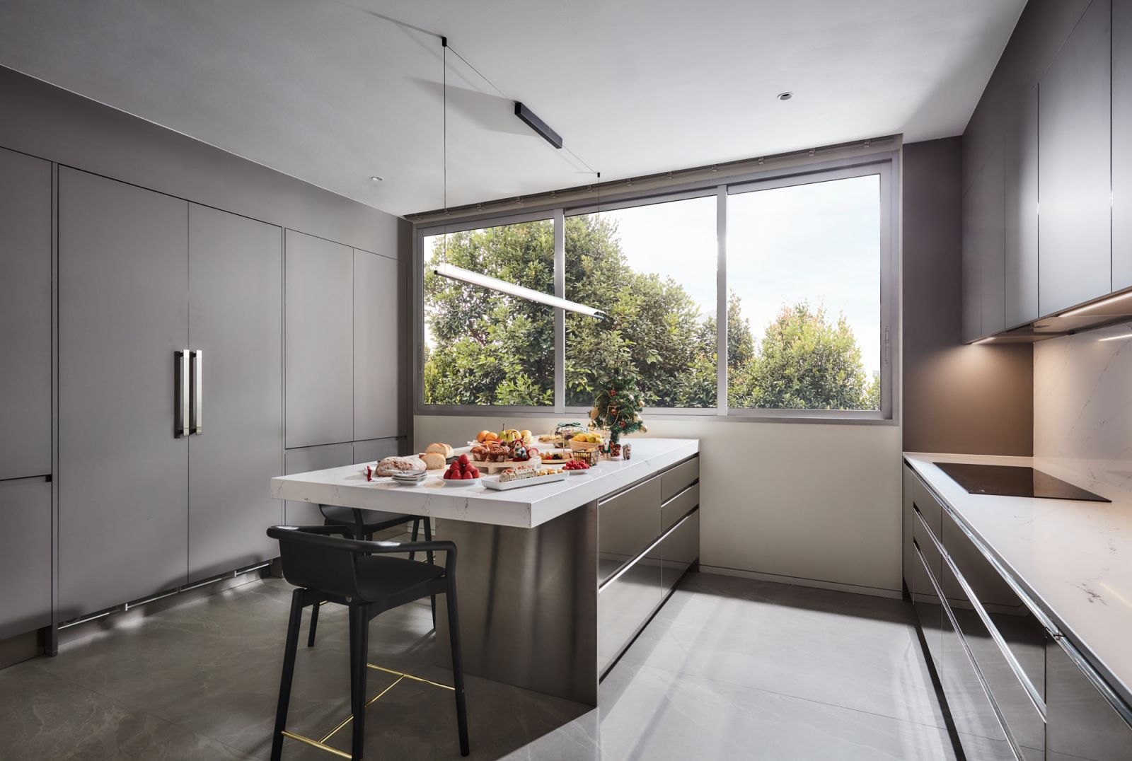 This well-composed kitchen places emphasis on practicality and ample storage, built on Arclinea’s Convivium kitchen concept