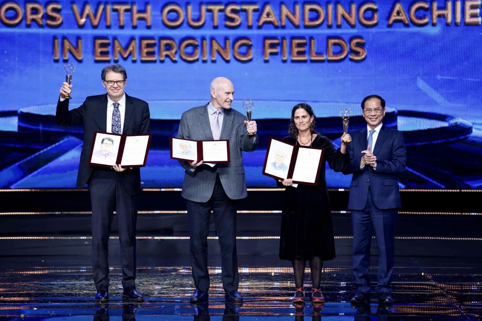 Giải Đặc biệt VinFuture 2024 dành cho Nhà khoa học nghiên cứu các lĩnh vực mới đã được trao cho Giáo sư Zelig Eshhar (Israel), Giáo sư Carl H. June và Giáo sư Michel Sadelain (Mỹ) vì sự phát triển liệu pháp tế bào CAR T để điều trị ung thư và các bệnh khác