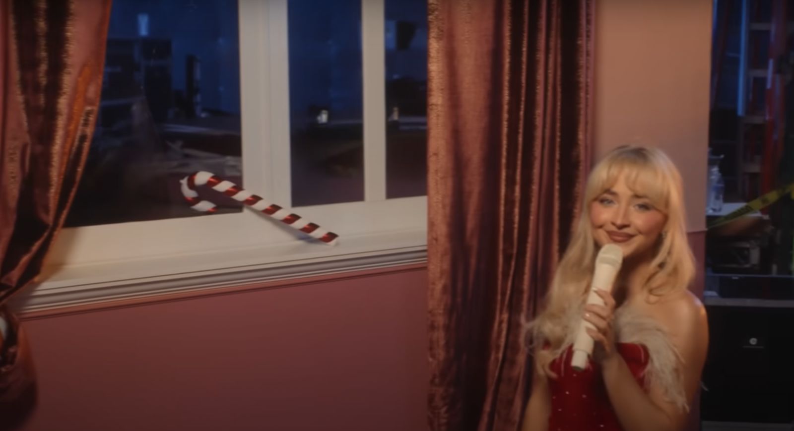 Sabrina Carpenter 'breaks' the set on ‘A Nonsense Christmas' special on Netflix (Photo: Netflix)