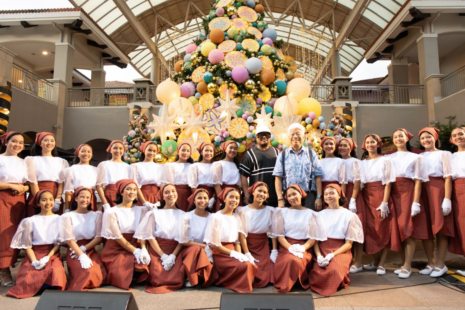 Apl.de.Ap and Charlie Rufino with the students of the Sisters of Mary Schools at Alabang Town Center
