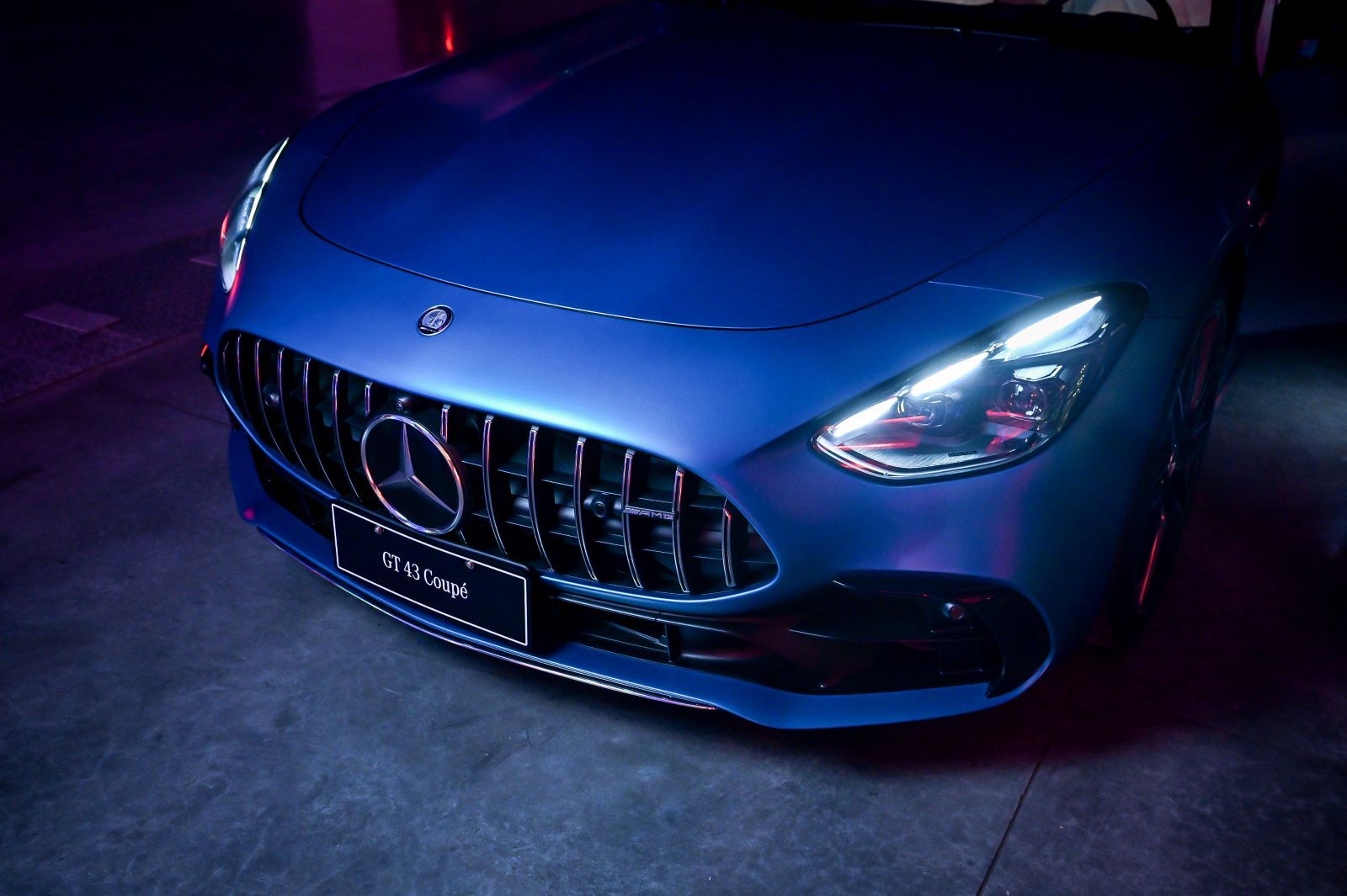 強烈侵略性和力量感,搭配「三點式」日行燈,是 AMG GT Coupé不容錯認的面容。(Photo:台灣賓士)