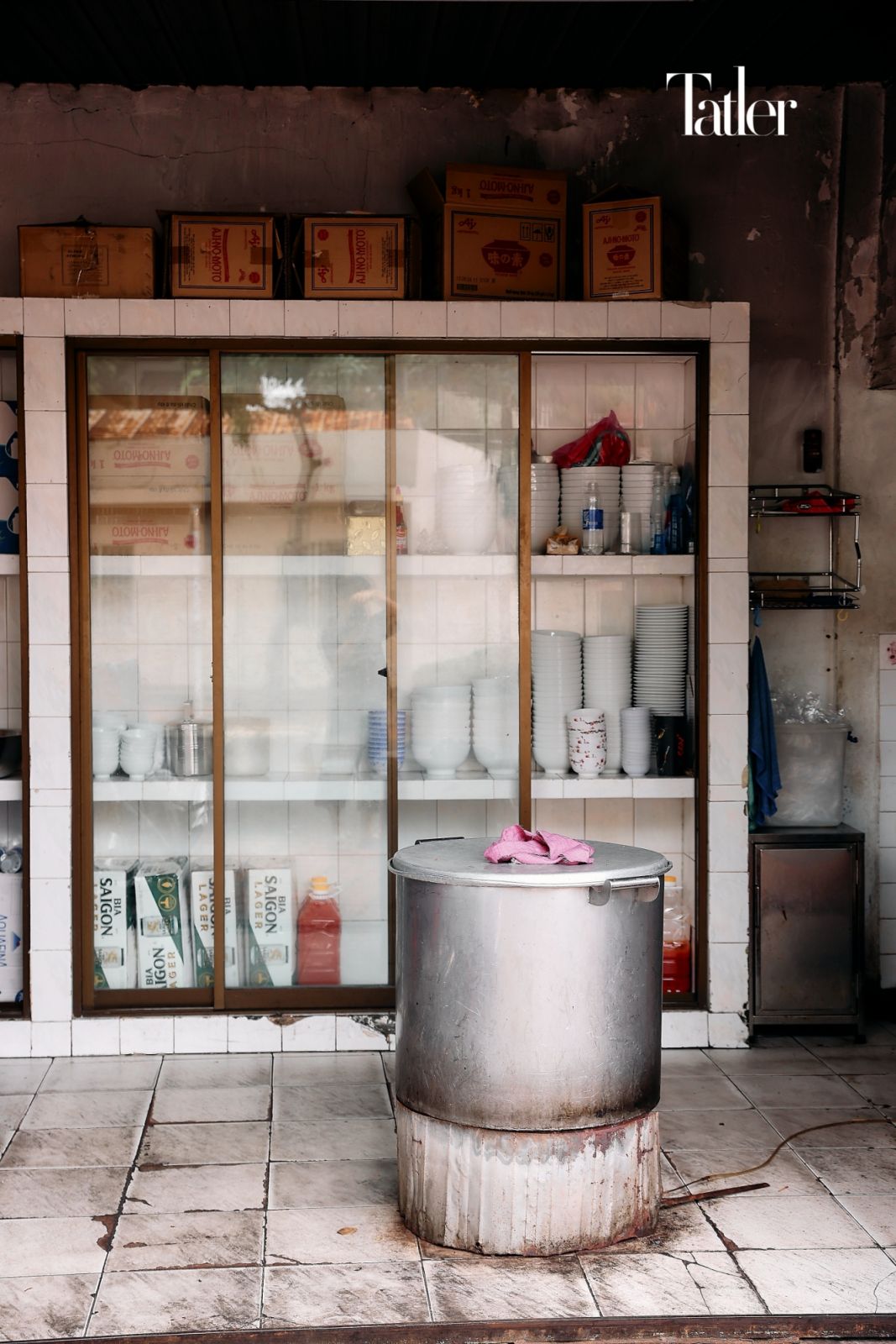 The pot of broth placed in the house is the first shop.