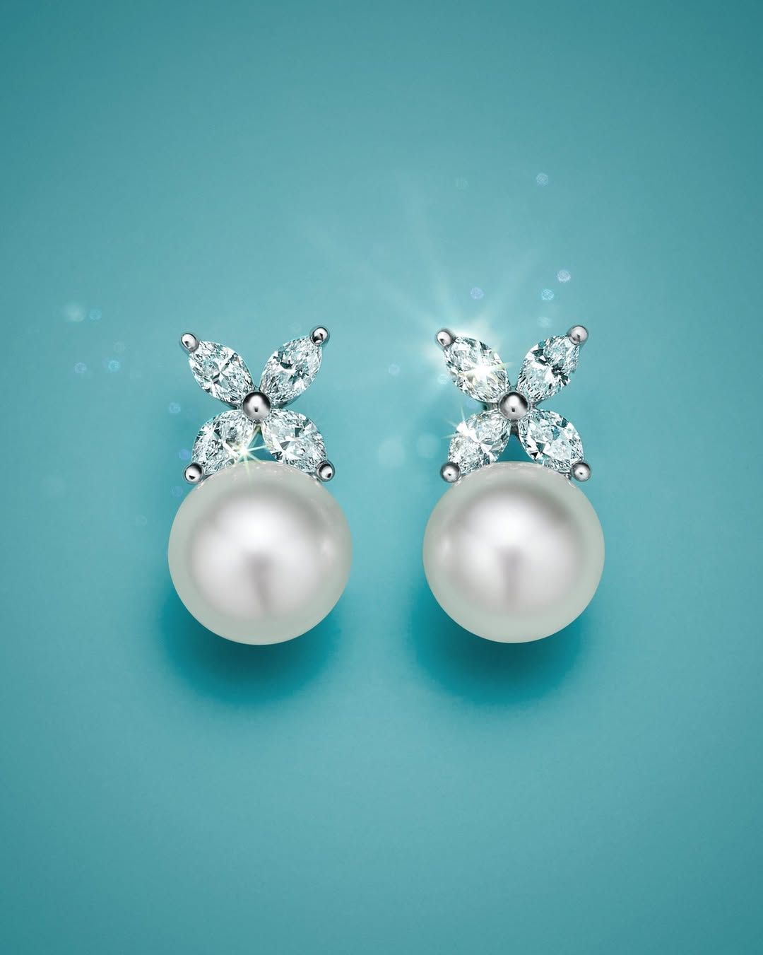 Bông tai Tiffany Victoria® được chế tác từ ngọc trai Akoya nuôi cấy và kim cương marquise gắn trong bạch kim, là món quà hoàn hảo và đầy tinh tế cho mùa lễ hội. Ảnh: Tiffany & Co.