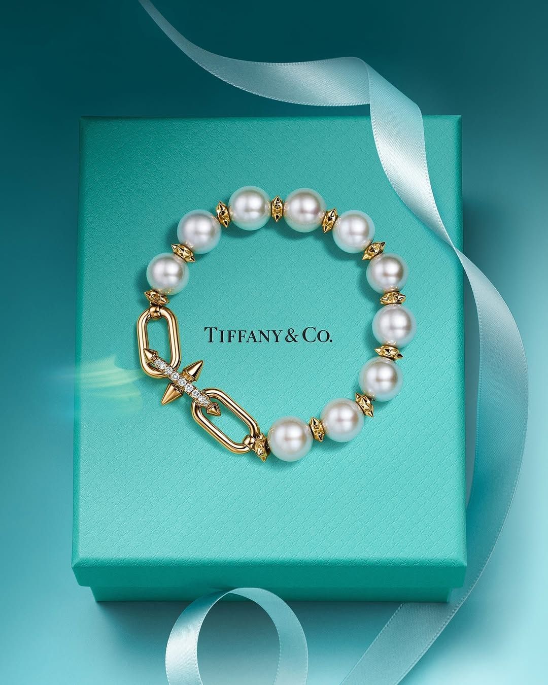 Chiếc vòng tay Tiffany Titan by Pharrell Williams này được chế tác từ vàng 18k, kết hợp với ngọc trai nước ngọt phát sáng và kim cương pavé được gắn thủ công, là một tuyên ngôn táo bạo về tầm nhìn sáng tạo của Williams, mang đến sự bất ngờ và niềm vui trong suốt mùa lễ hội. Ảnh: Tiffany & Co.
