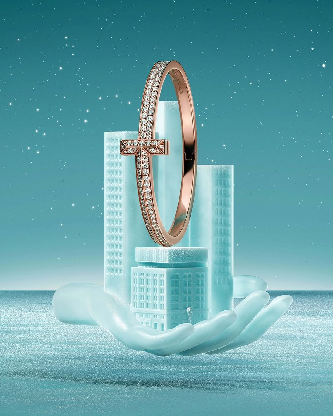 Vòng tay T by Tiffany lấy cảm hứng từ những con phố giao thoa của Manhattan, nơi cơ hội luôn chờ đón phía sau mỗi góc phố. Đây là món quà tượng trưng cho những khởi đầu ý nghĩa. Ảnh: Tiffany & Co.