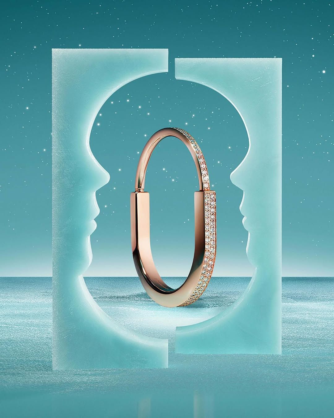 Vòng tay Lock by Tiffany là biểu tượng toàn cầu của sự bảo vệ vĩnh cửu của tình yêu. Với những đường cong mượt mà và kim cương pavé được gắn thủ công, thiết kế này lấy cảm hứng từ họa tiết ổ khóa lưu trữ từ năm 1883. Ảnh: Tiffany & Co.