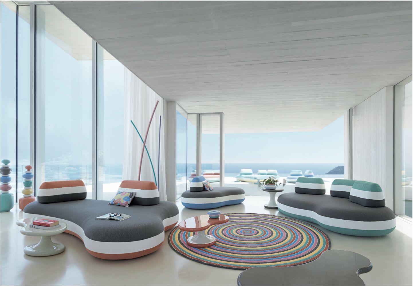 The graceful curves of the Bombom sofas