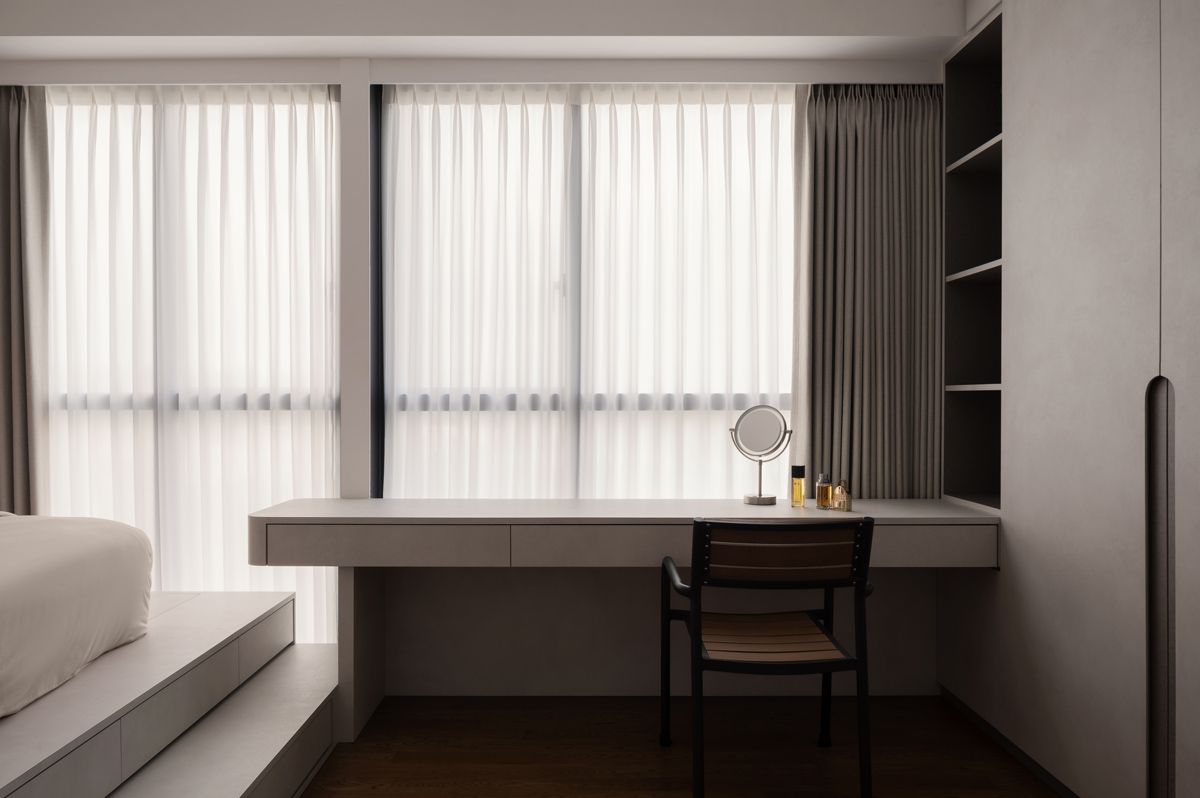 The level difference between the sleep area and the study-cum-vanity area is a clever solution that keeps the space feel airy