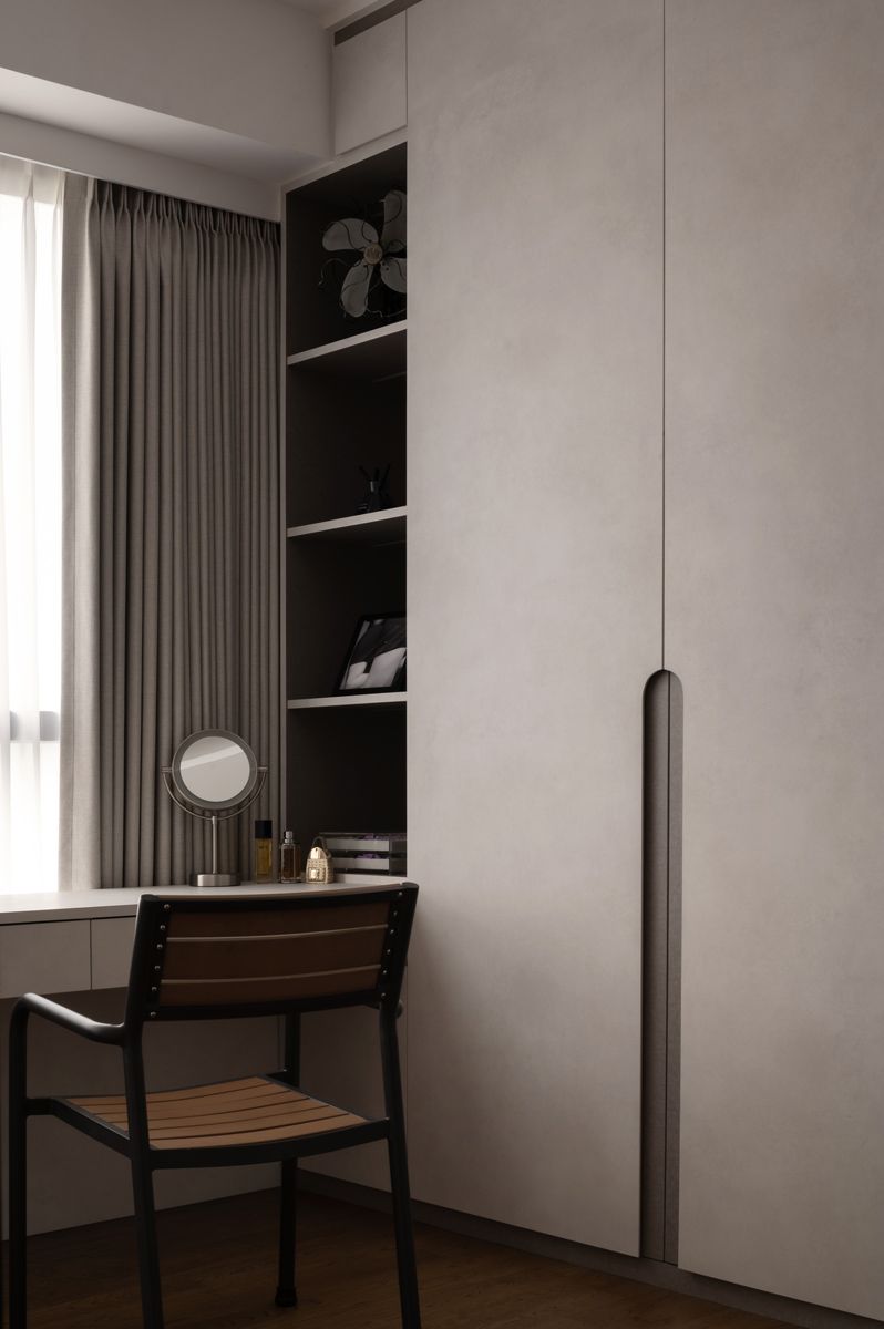 The custom table addresses the need of both husband and wife for a study and a vanity, respectively
