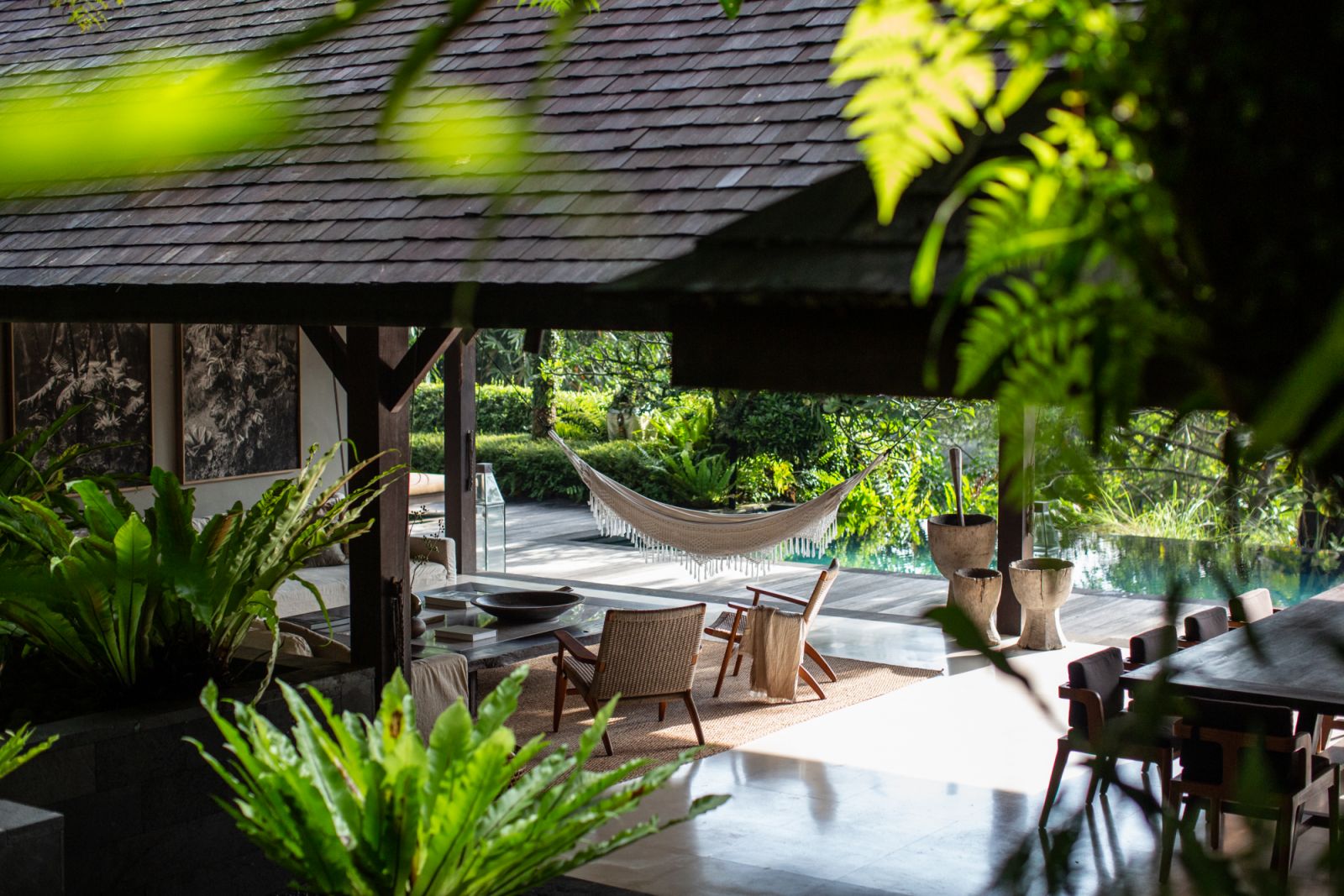 Lofty open-air outdoor space by the pool (Photo: Rumah Hujan)