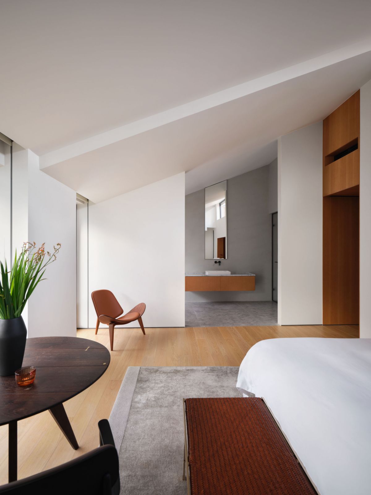 Crisp walls and warm wood furnishing create an ambience of calm contemplation (Photo: Cai Yunpu)
