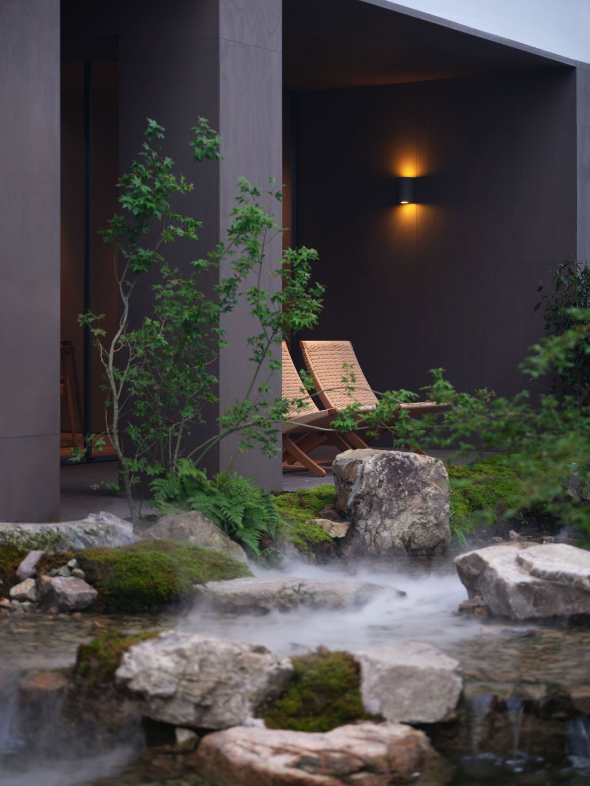 Local rocks nestle in moss, and a small pond completes the landscape(Photo: Cai Yunpu)