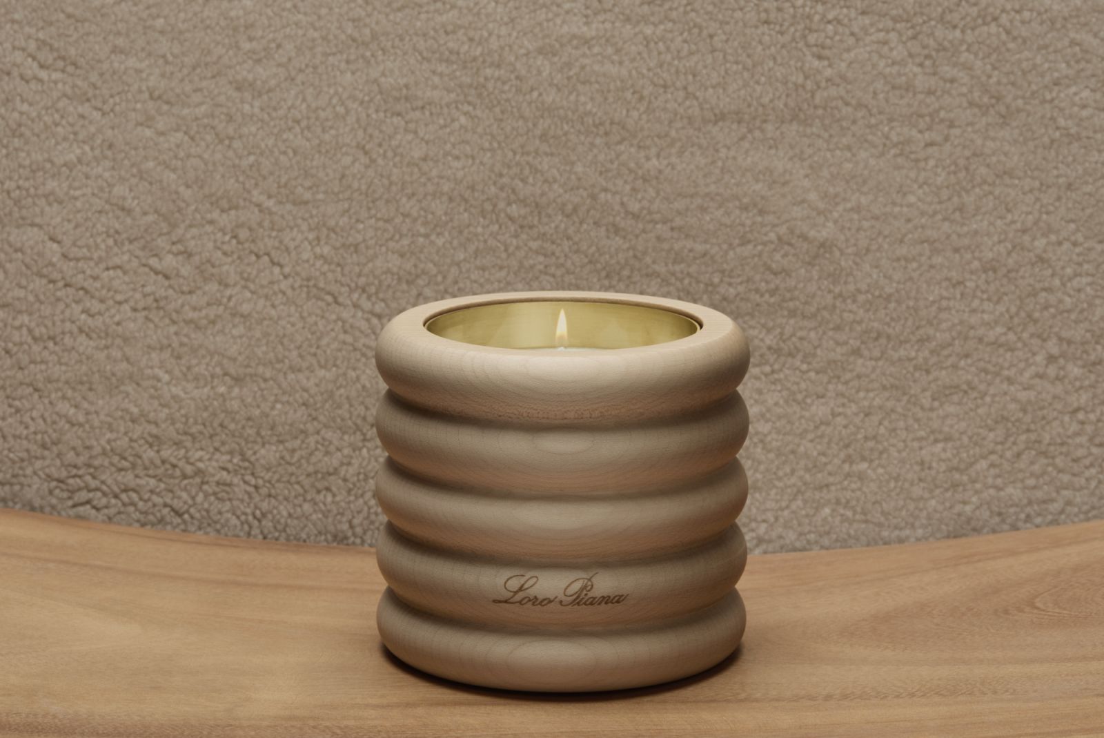 Loro Piana 香り付きキャンドル Loro Piana也出香氛蠟燭了！當品牌獨門的稀有面料轉換成氣味時