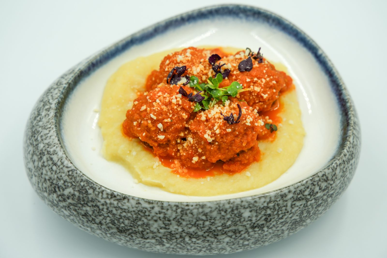 Falafel balls in rich tomato sauce (ภาพ: Dusit Thani Maldives)