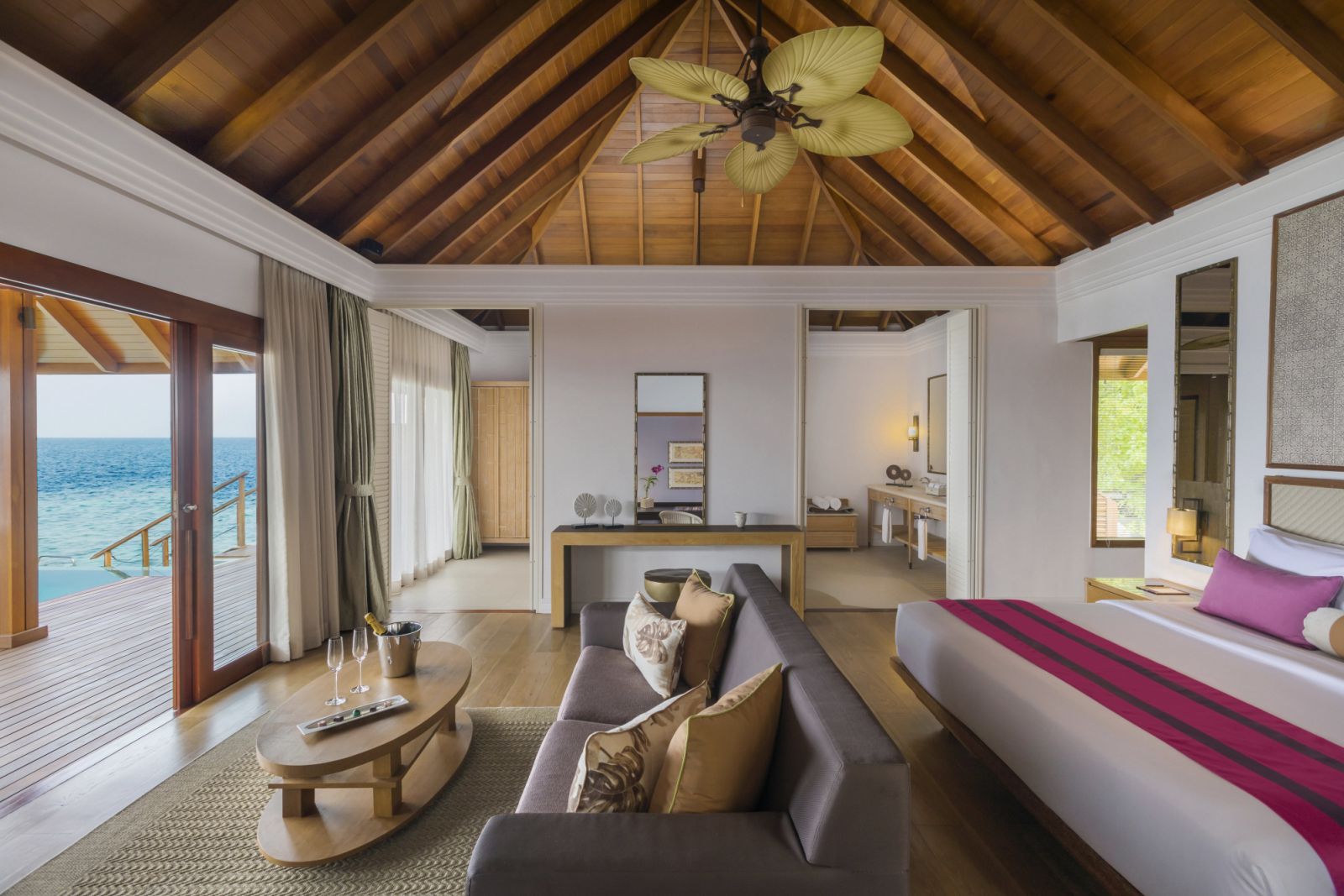 Waterfront Pool Villa วิลล่าพร้อมสระว่ายน้ำส่วนตัวเหนือน้ำทะเล (ภาพ: Dusit Thani Maldives)