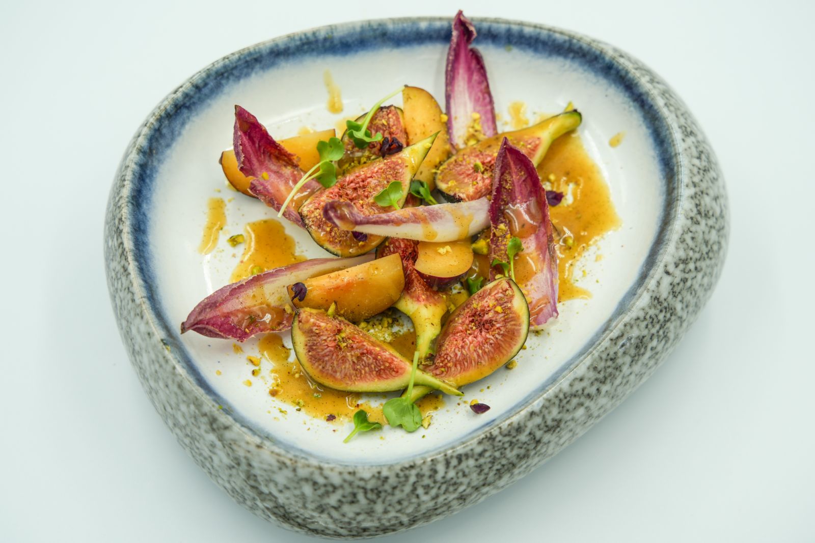 Plum & fig salad with pistachio nuts (ภาพ: Dusit Thani Maldives)