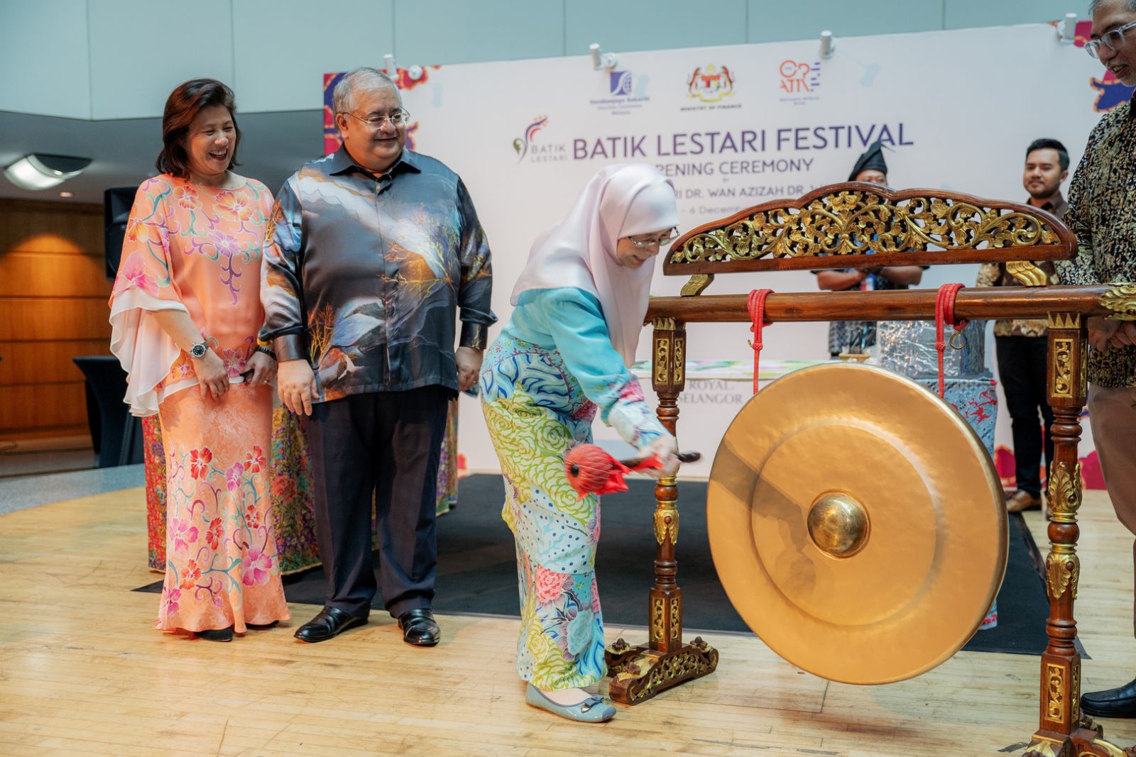Datuk Seri Dr Wan Azizah Wan Ismail (right) launches the Batik Lestari Festival at the SC, Bukit Kiara on 5-6 December 2024. Looking on are SC Chairman Dato’ Mohammad Faiz Azmi and SC Managing Director Datin Paduka Azalina Adham (Photo: Brstmode)