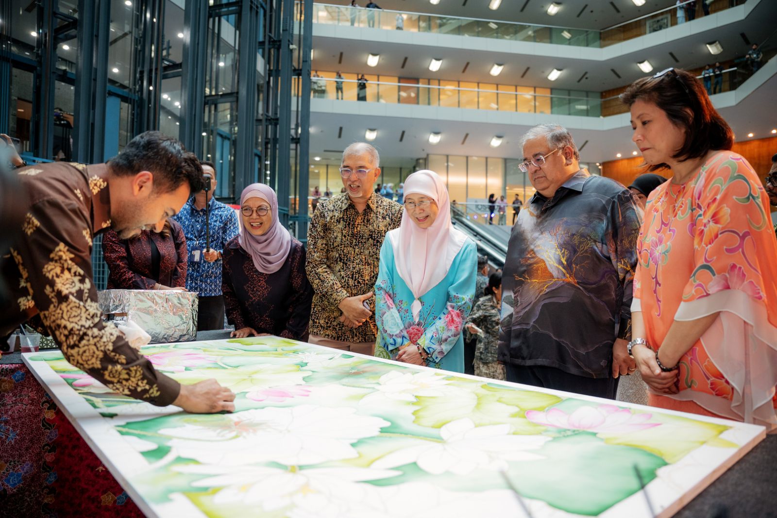 Datuk Seri Dr Wan Azizah Wan Ismail (third from right) checking out a Batik artisan demonstrating how to make a hand-painted Batik design (Photo: Brstmode)