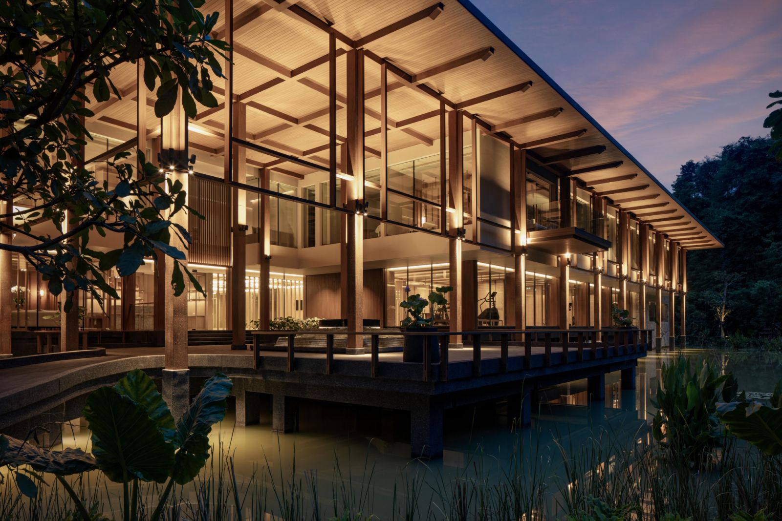 การออกแบบ Layan Life Center ที่เปิดโล่งรับธรรมชาติ โอบล้อมด้วยบึงน้ำขนาดใหญ่