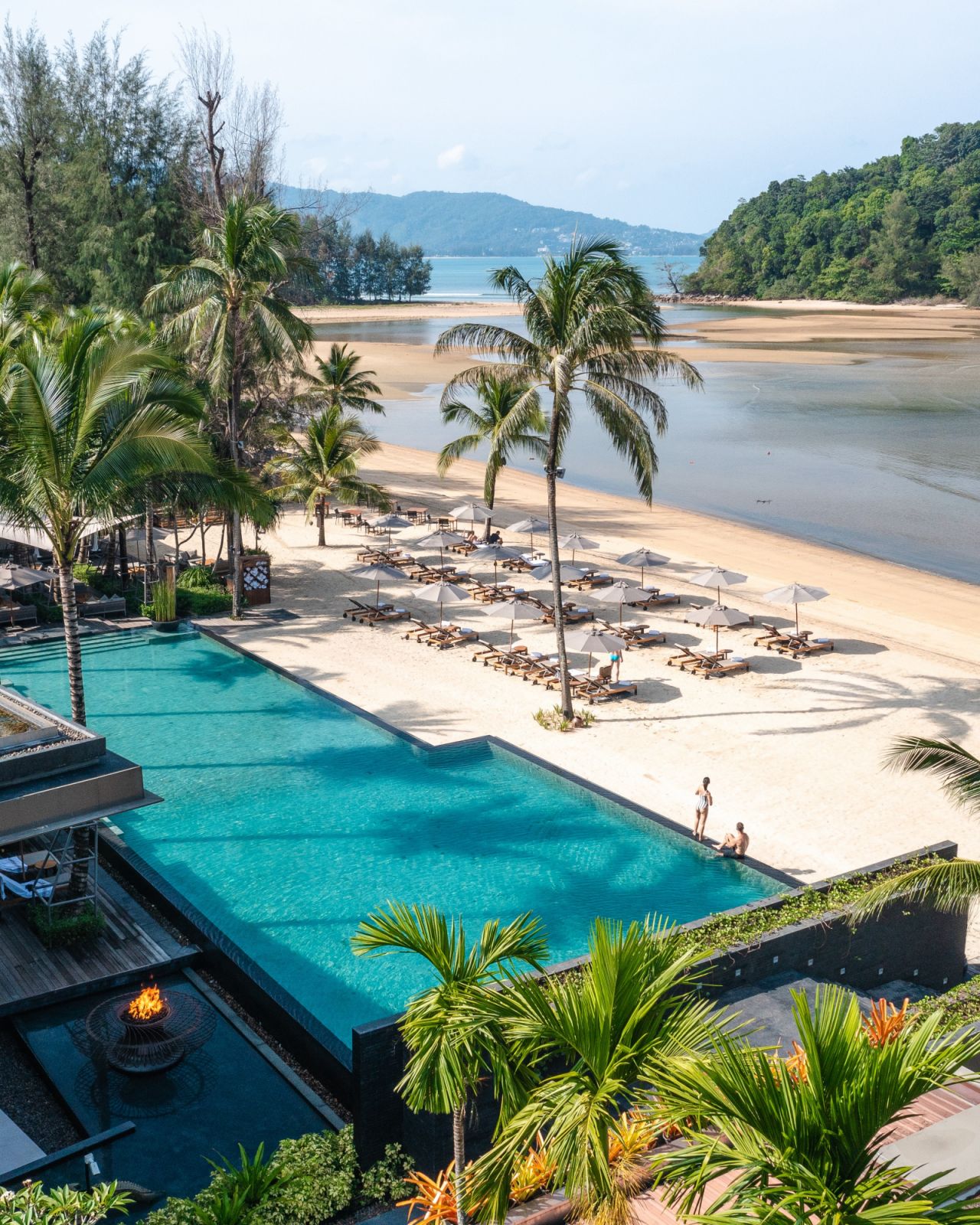 สระว่ายน้ำหลักริมชายหาดของ Anantara Layan