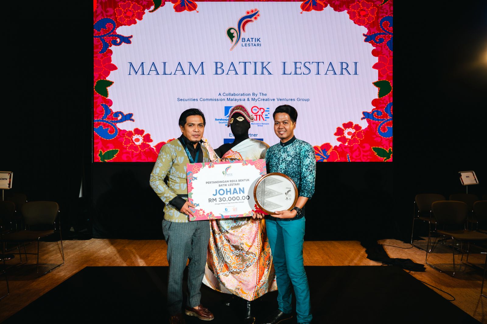 Winner of the Batik Lestari Design Competition, Nazri masterfully combines traditional and modern motifs in his creations