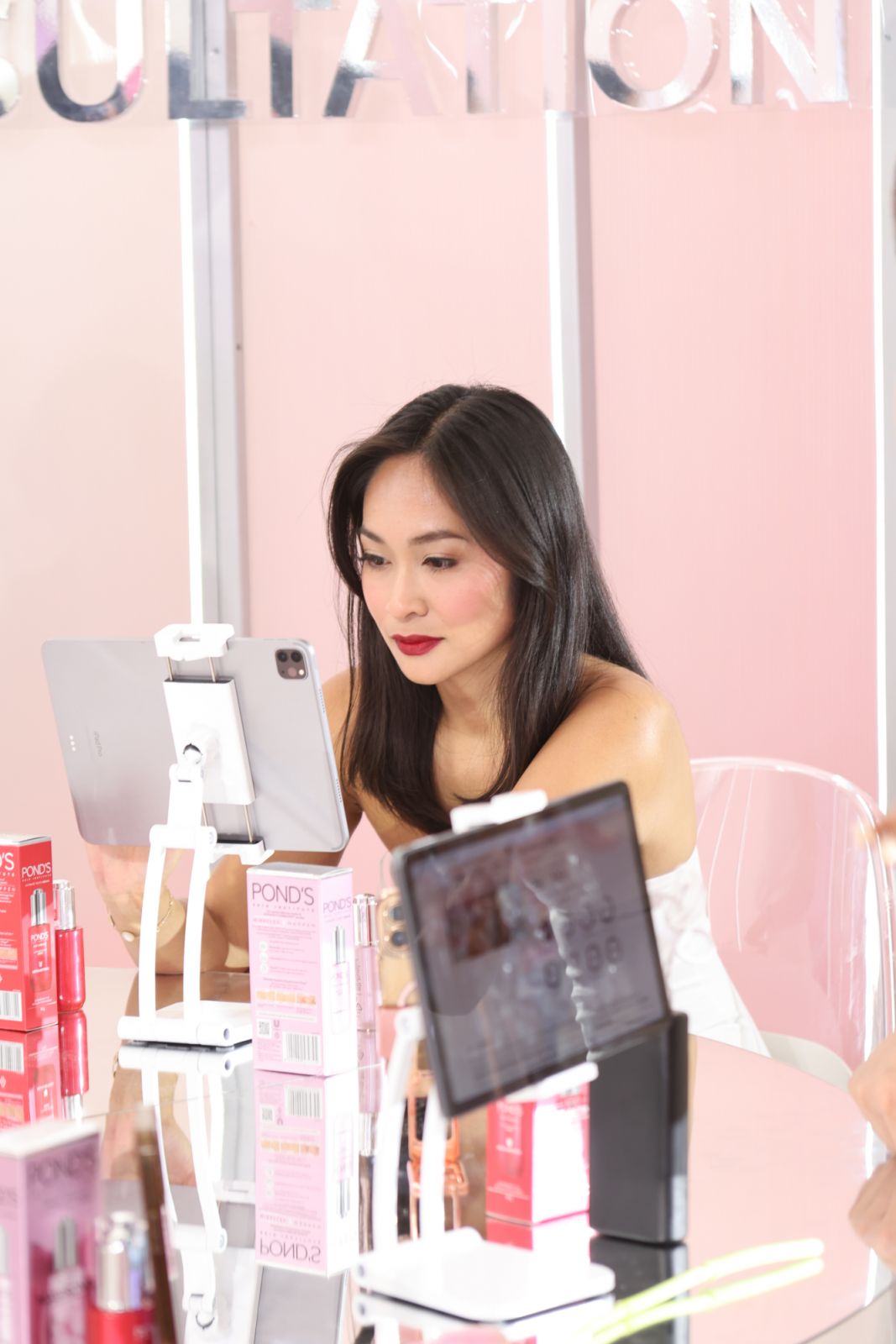 A woman uses POND's AI Skin Expert