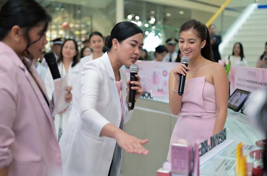 Belle Mariano getting her skincare recommendation through POND's Skin Institute Microbiome Analyzer
