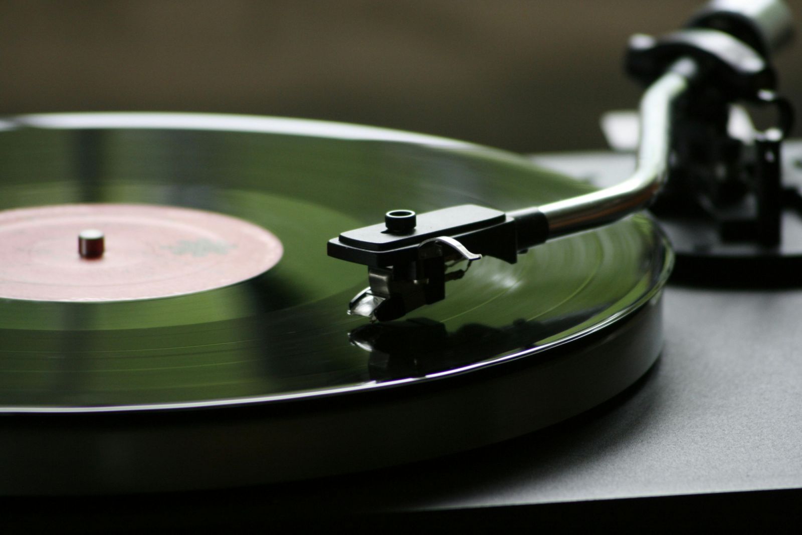 A vinyl record playing (Photo: Pixabay/pexels)