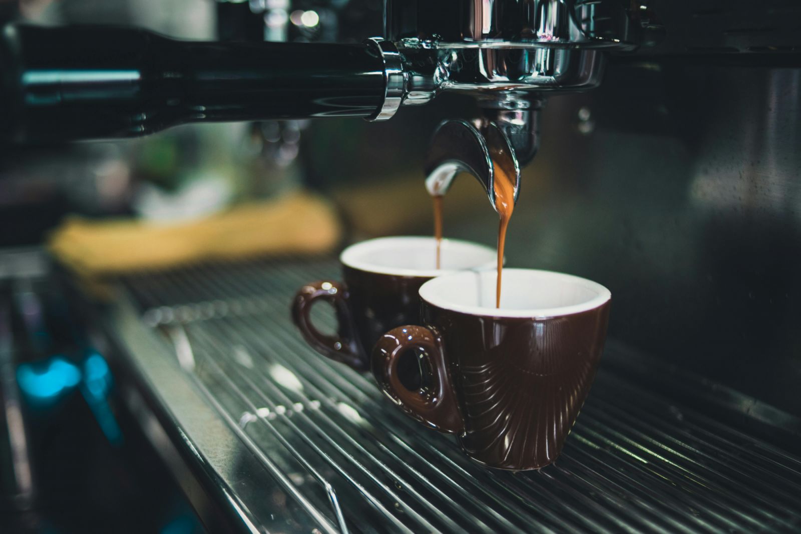 An espresso machine preparing coffee (Photo: Chevanon Photography/pexels)
