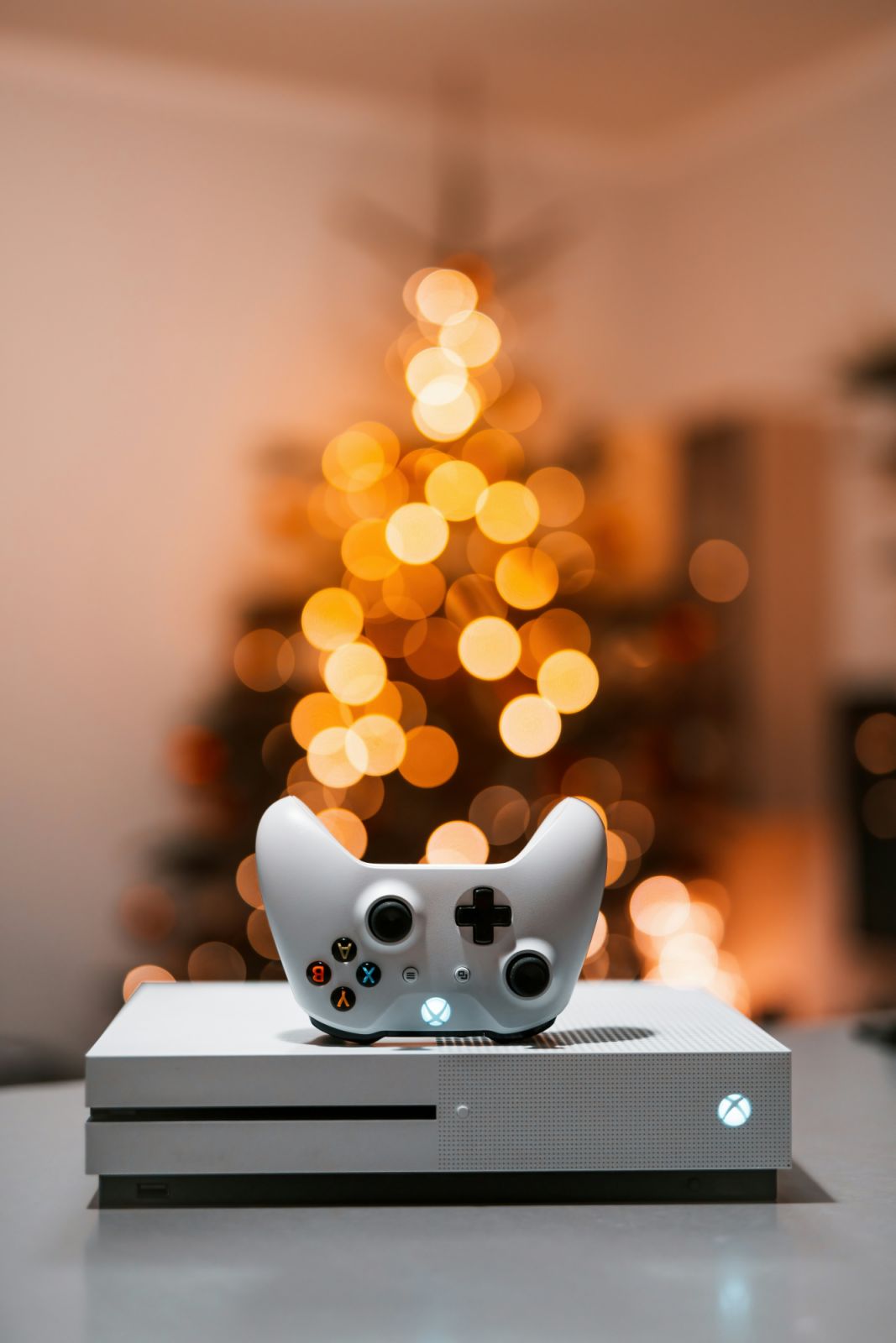 A white Xbox One (Photo: Kristīne Zāle/Unsplash)