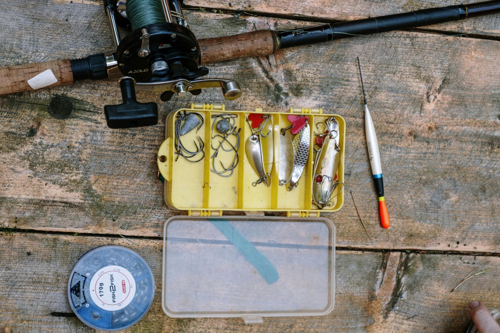 A fishing rod and a tackle box (Photo: cottonbro studio/pexels)