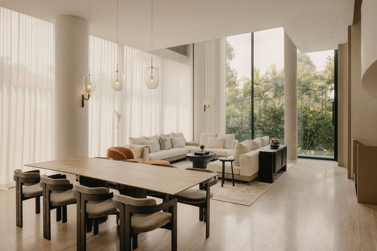 The airy living and dining area enjoy a view to the greenery outside