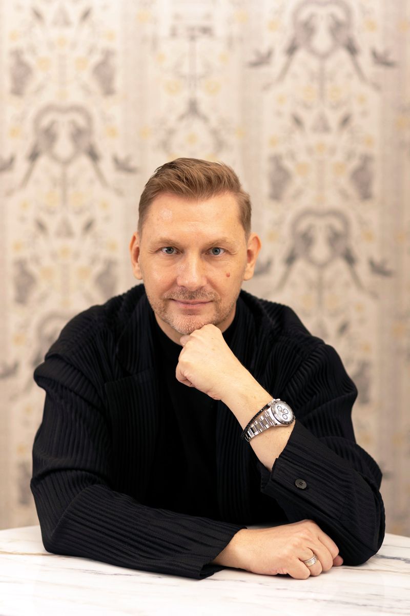 Dutch-born Arjan Nijen Twilhaar founded Aiden T in 2006, with an eye on crafting timeless environments that elevate the human experience through thoughtful space planning. He prides himself on his ability to transform residences into reflections of their owners’ personal identity, and creating unique abodes that are an intimate expression of their occupants’ essence. Aiden T works mainly on residential projects, including complete new-build homes and A&A projects as well as apartments