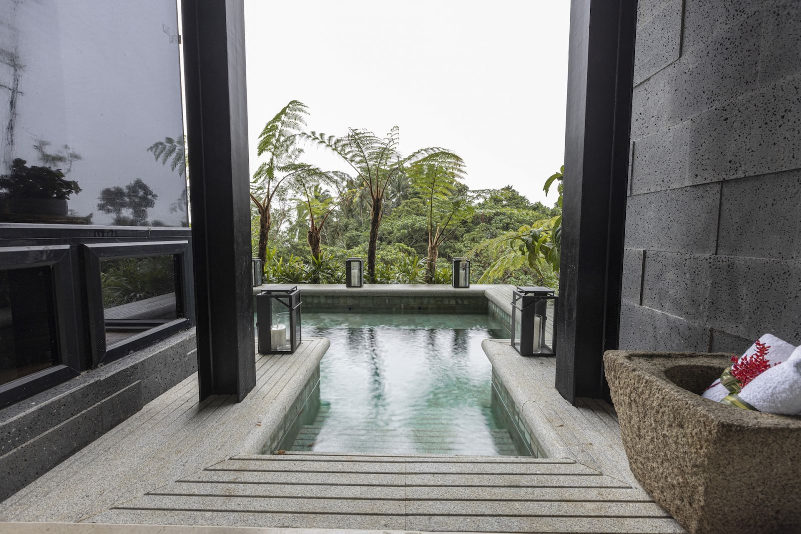 The outdoor jacuzzi in this Quezon weekend getaway