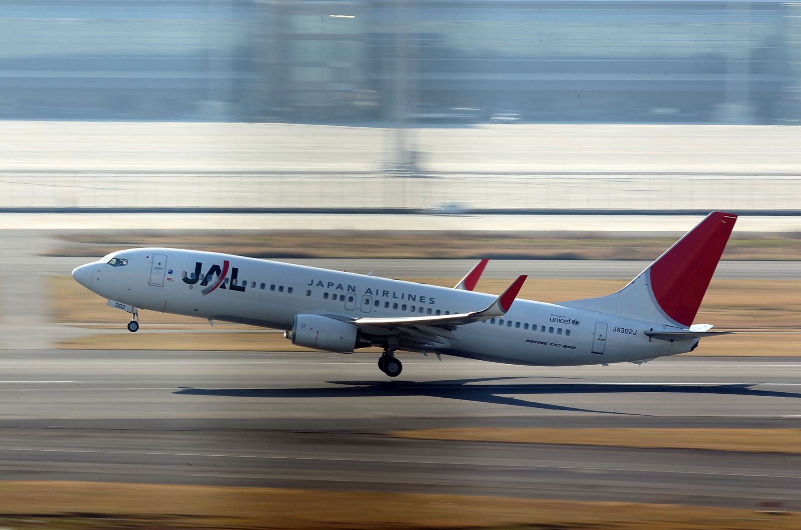 TOKYO - JANUARY 19: Japan Airlines (JAL) passenger plane takes off at Tokyo International Airport on January 19, 2010 in Tokyo, Japan. Asia's biggest carrier JAL filed for bankruptcy protection but remains in the skies under state-backed Enterprise Turnaround Initiative Corporation of Japan (ETIC). (Photo by Junko Kimura/Getty Images)