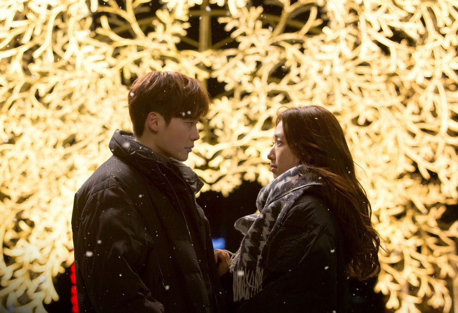 Lee Jong-suk as Choi Dal-po/Ki Ha-myung and Park Shin-hye as Choi In-ha in ‘Pinocchio’ (Photo: SBS)