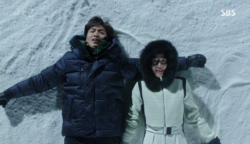 Lee Min-ho as Heo Joon-jae/Kim Dam-ryeong and Jun Ji-hyun as Shim Cheong/Se-hwa in ‘Legend of the Blue Sea’ (Photo: SBS)