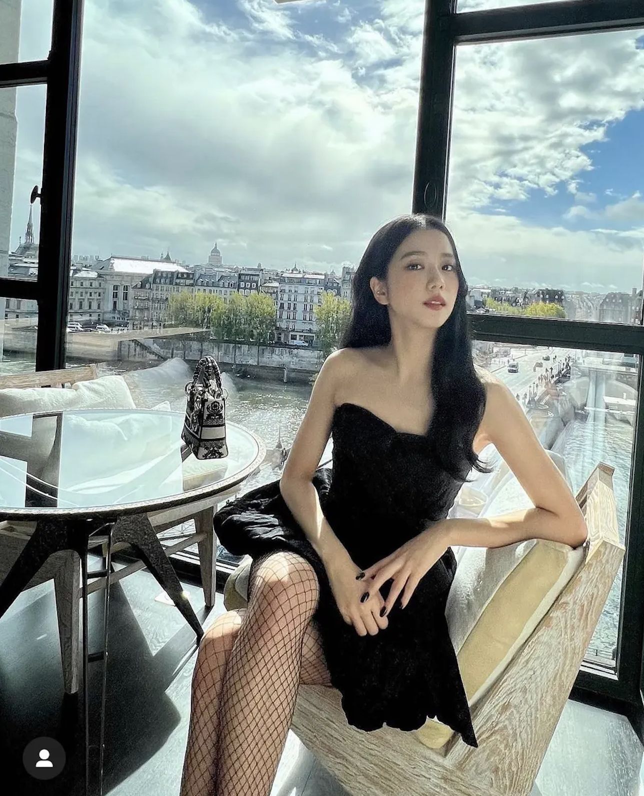 入住白馬酒店Le Cheval Blanc Hotel的Jisoo。(Photo: jisoooooy_a)