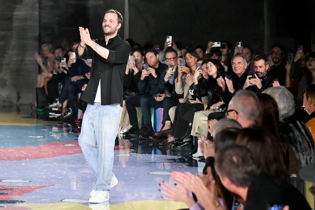 MILAN, ITALY - SEPTEMBRE 24: Fashion designer Matthieu Blazy walks the runway during the Bottega Veneta Ready to Wear Spring/Summer 2023 fashion show as part of the Milan Fashion Week on September 24, 2022 in Milan, Italy. (Photo by Victor VIRGILE/Gamma-Rapho via Getty Images)