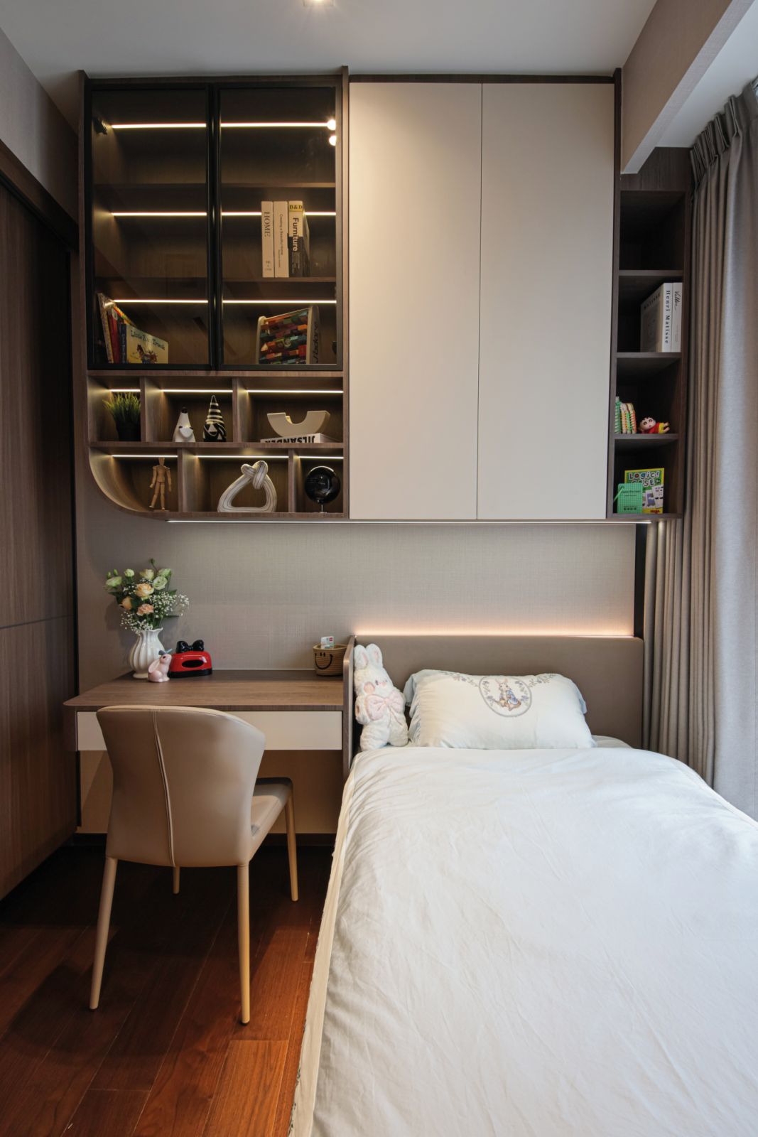A built-in desk saves space in this bedroom