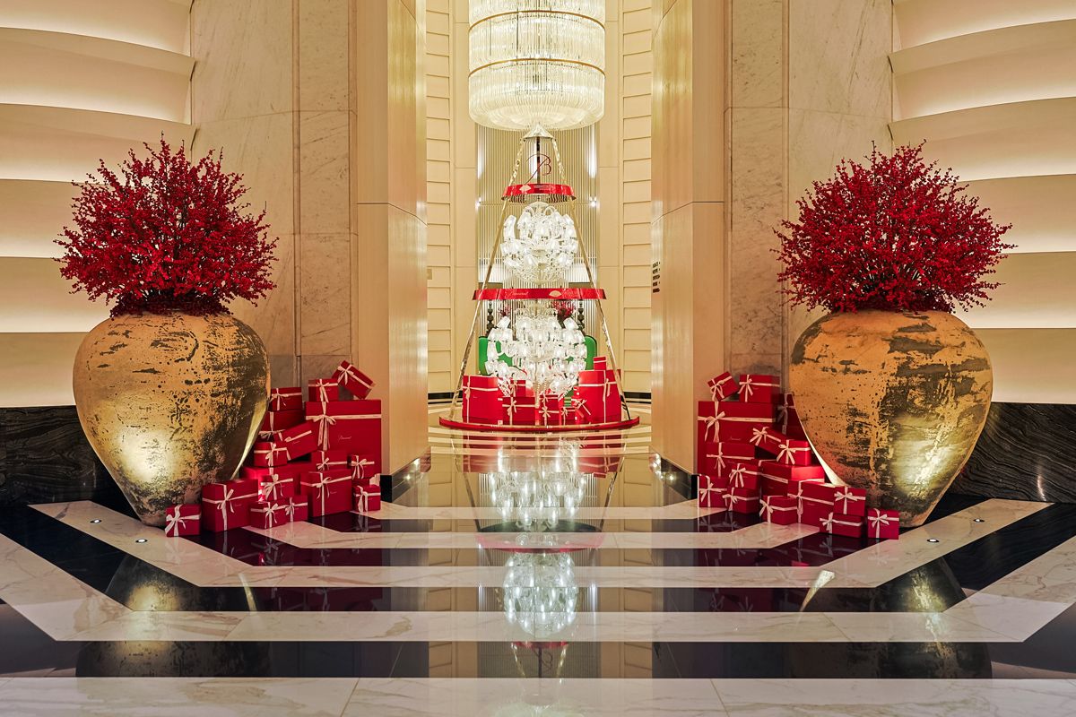 Baccarat’s Le Roi Soleil chandeliers installation at Mandarin Oriental, Singapore