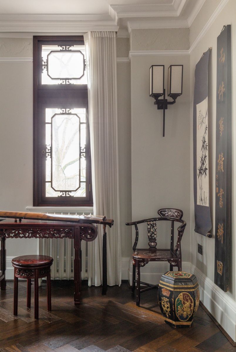 A bespoke stand and chair for the owner’s guzheng (Photo: Nicholas Worley)