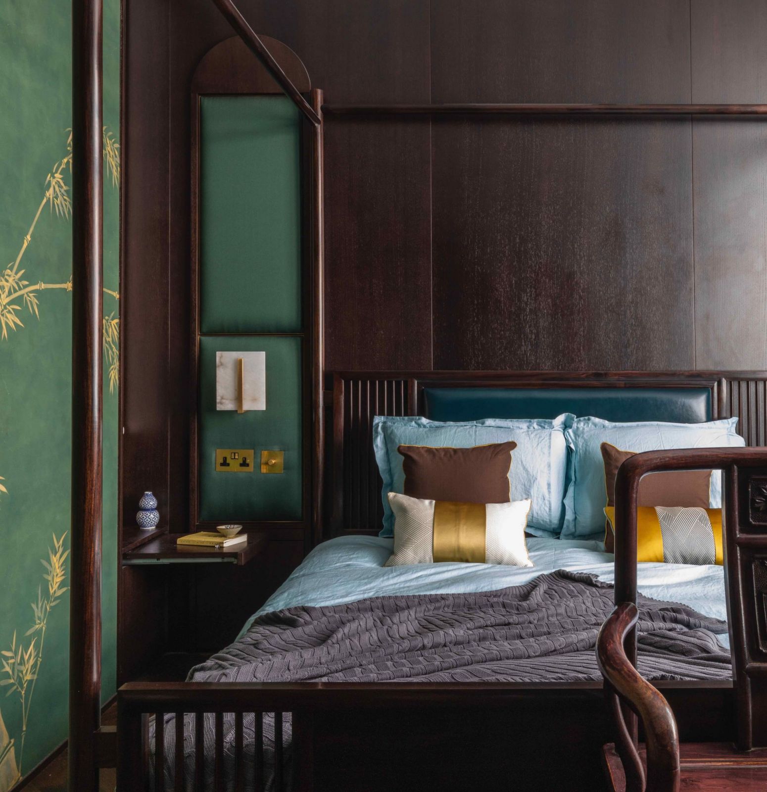 The bedroom features de Gournay’s hand-painted wallpaper with bamboo motifs (Photo: Nicholas Worley)