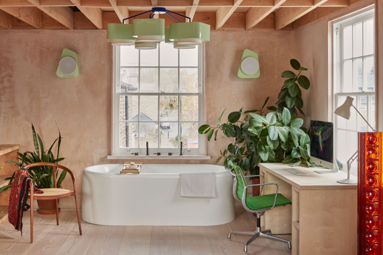 The unconventional placement of a bathtub in the living room (Photo: Edmund Dabney)