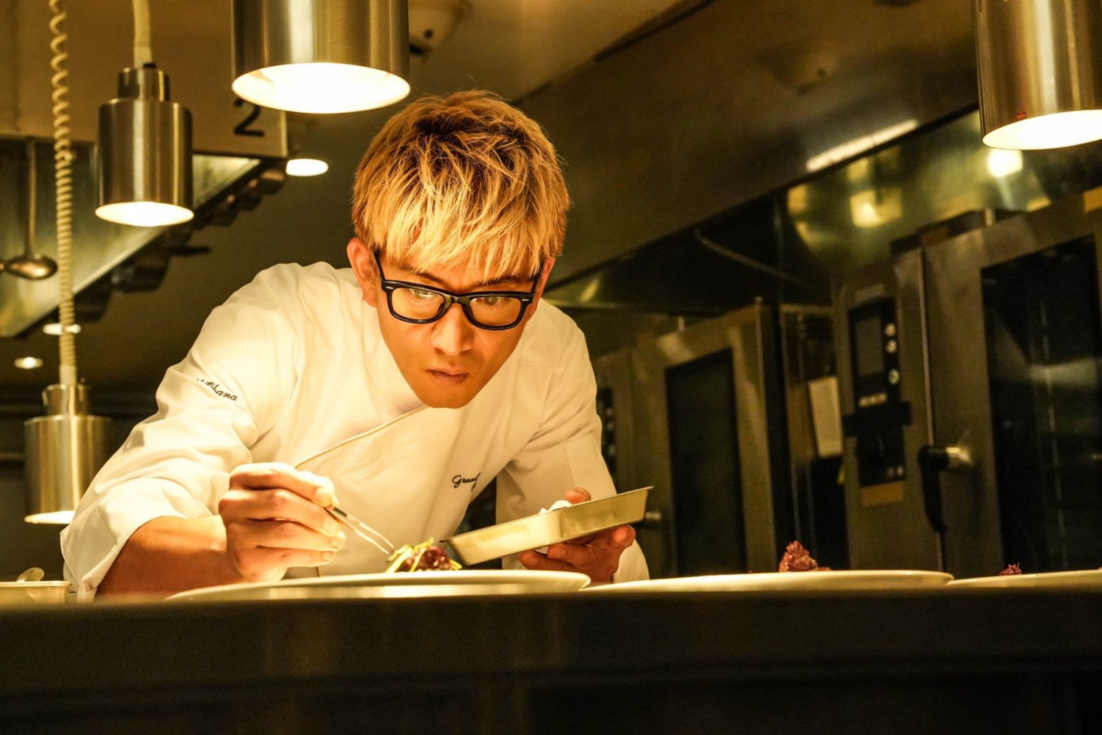 木村拓哉在《東京大飯店》電影版當中繼續擔綱主角尾花夏樹,更染了一頭金髮。(Photo: X / @@gurame_tbs)