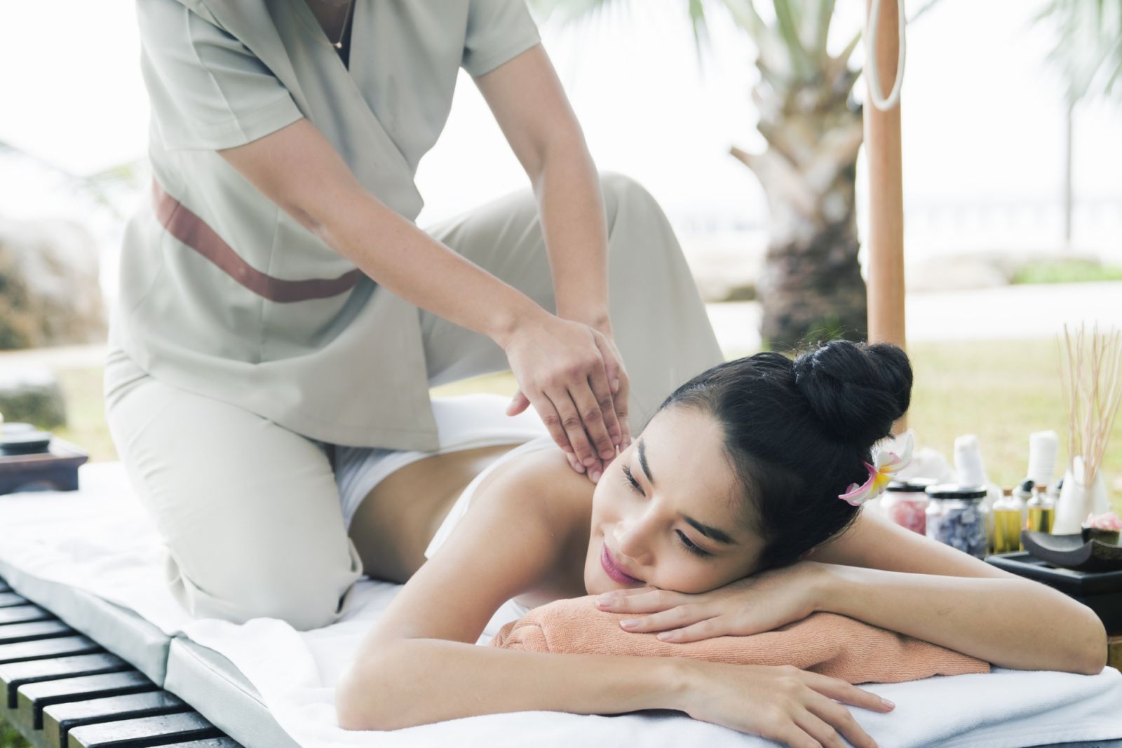 A woman gets a relaxing back massage