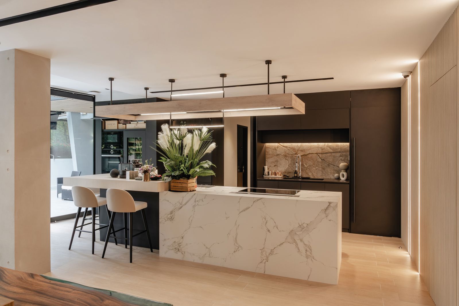 The indoor kitchen also offers direct access to the poolside zone