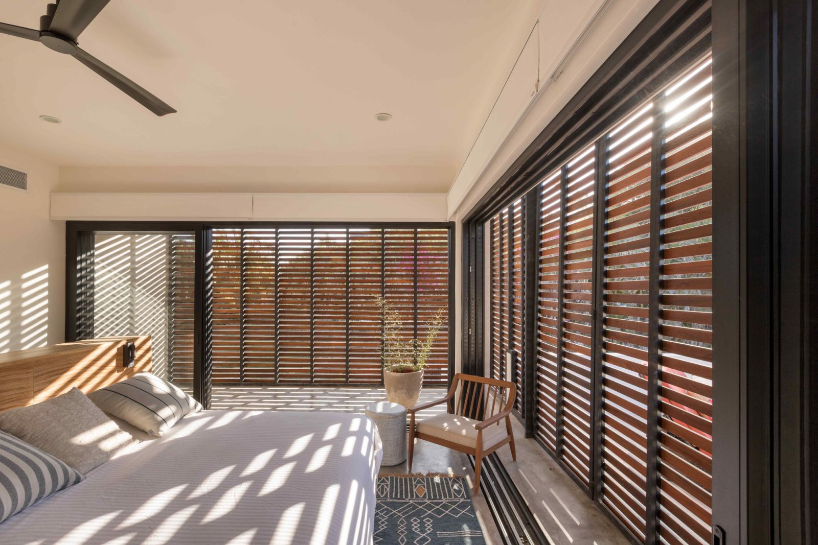 The adjustable louvres let only the right amount of light when needed