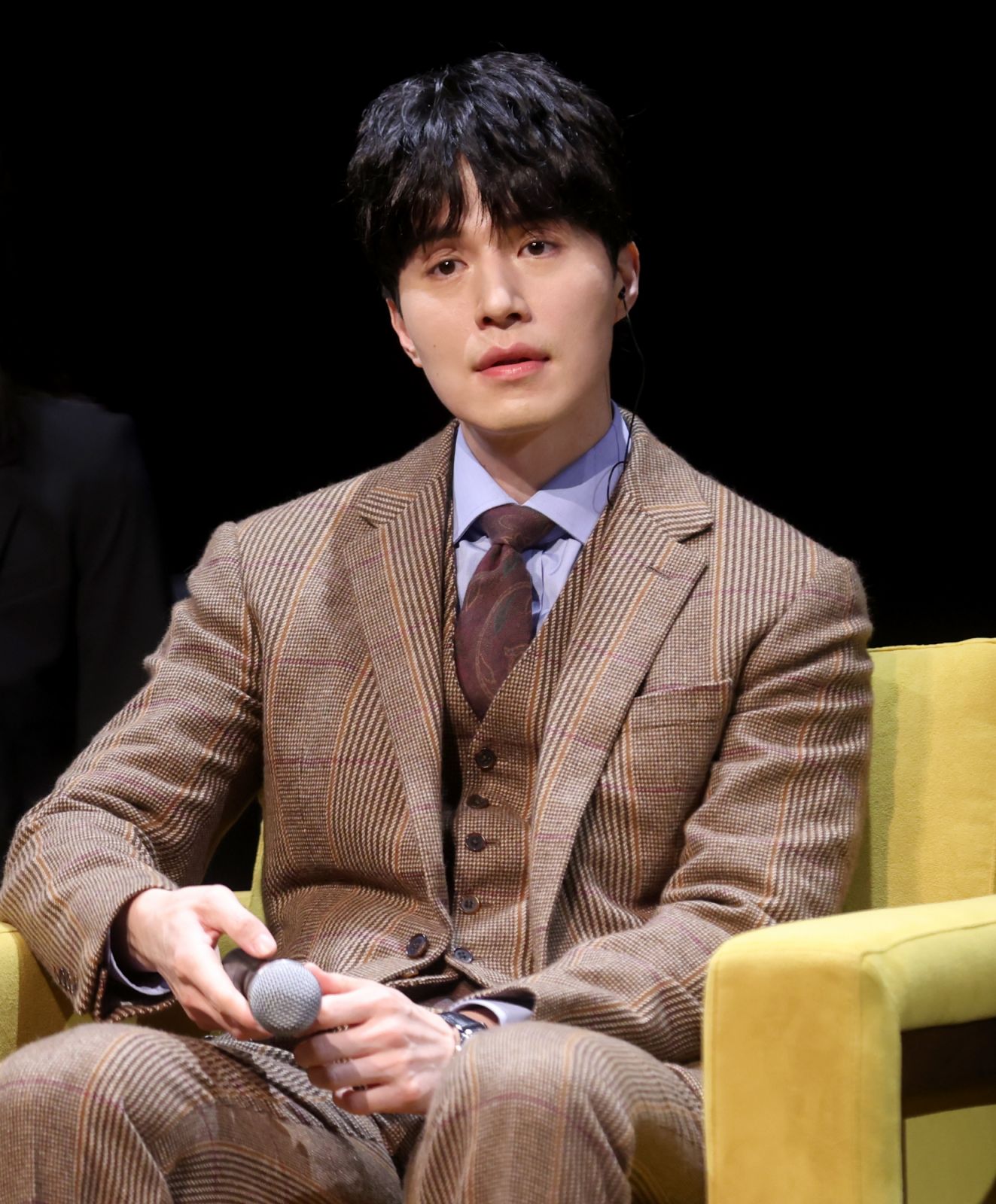 TORONTO, ONTARIO - SEPTEMBER 09: Lee Dong-wook speaks onstage at the "In Conversation With... Hyun Bin and Lee Dong-wook" panel during the 2024 Toronto International Film Festival at TIFF Lightbox on September 09, 2024 in Toronto, Ontario.  (Photo by Brian de Rivera Simon/Getty Images)